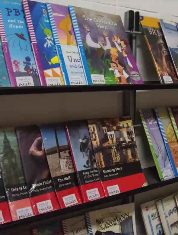 Estante de livros didáticos da escola