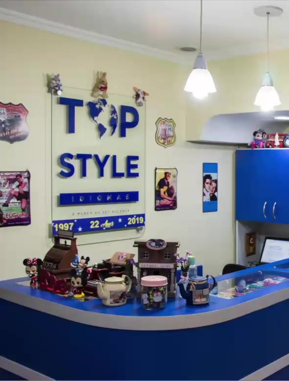 Recepção da Top Style com o logo na parede